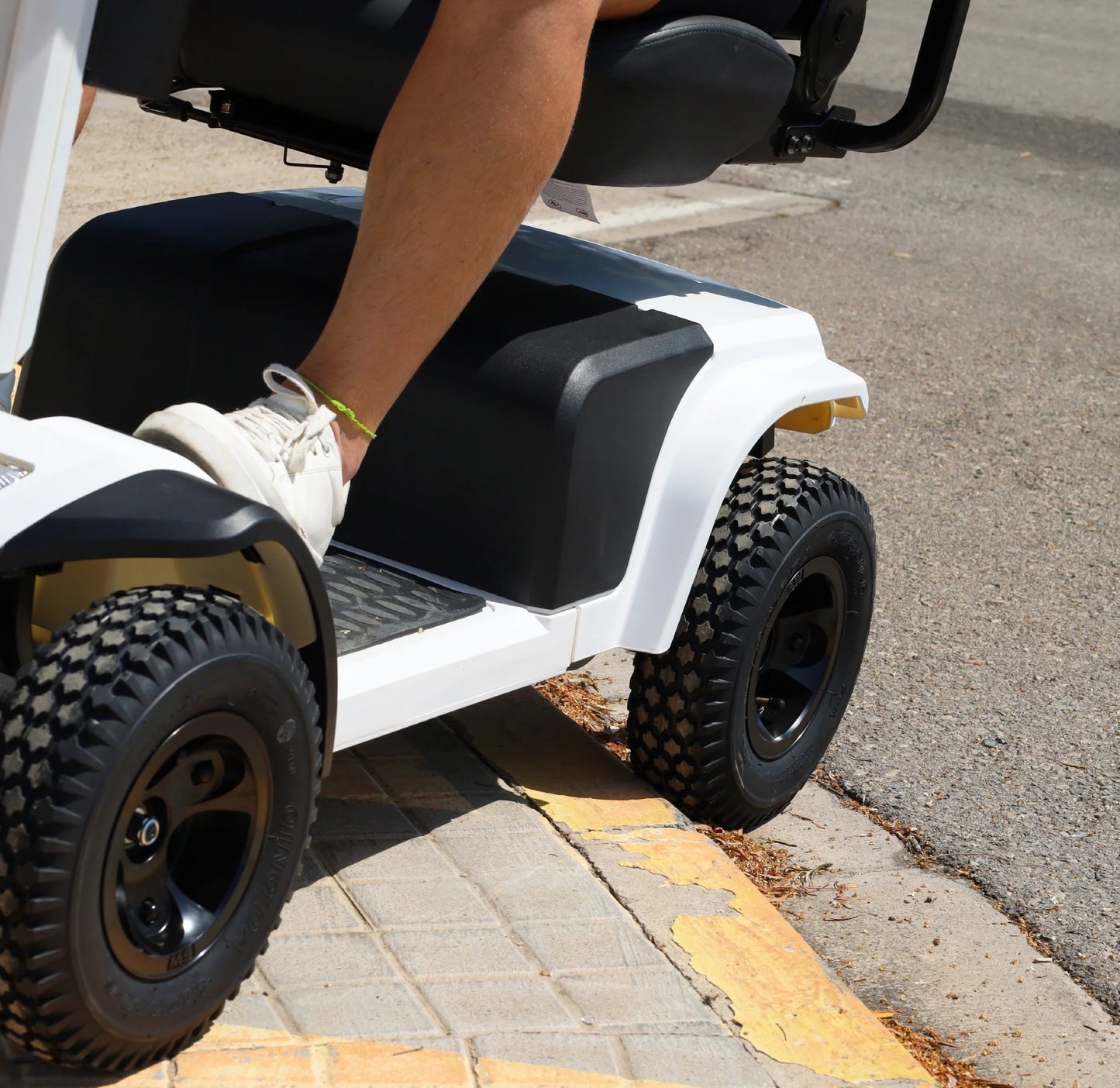 Elscooter terränggående - KMINA med tydlig bild av sits och armstöd för bekväm körställning.