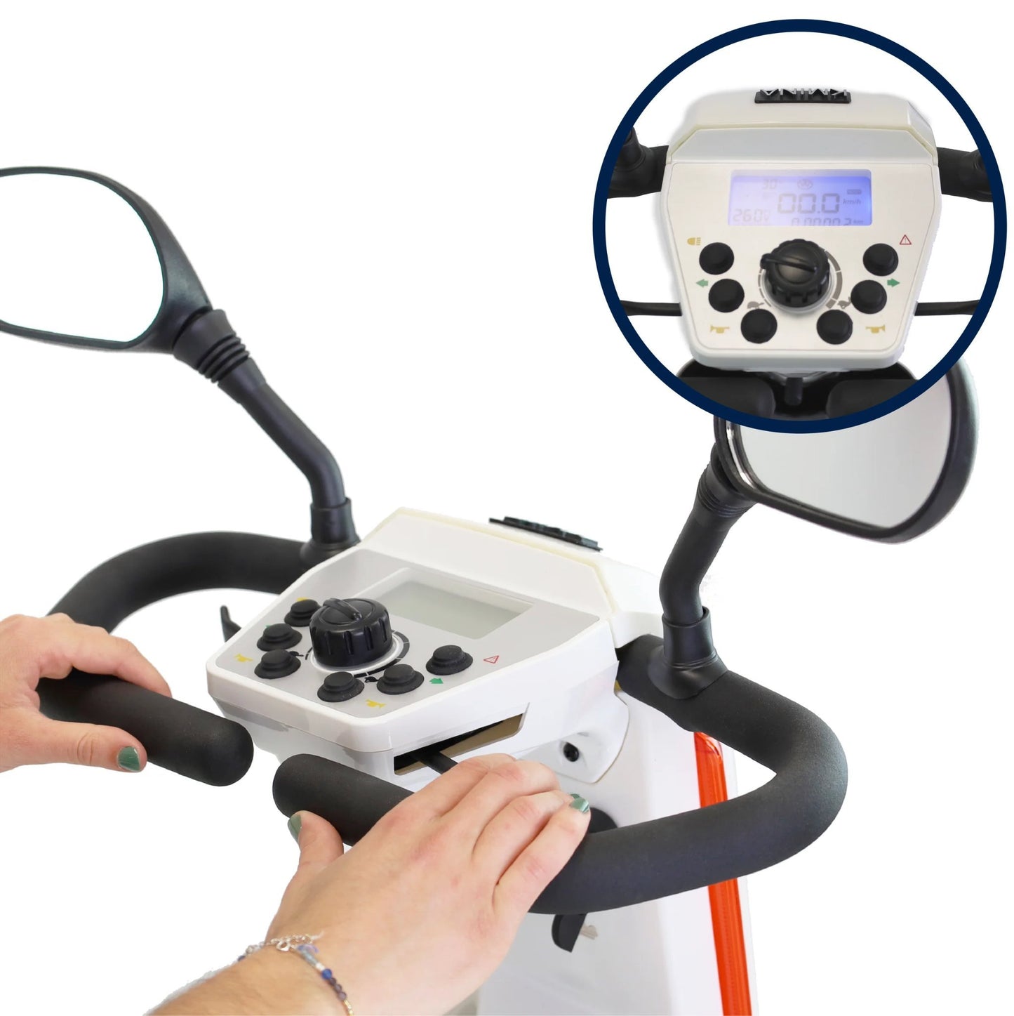 Elscooter terränggående - KMINA med fokus på handkontroll och reglage för enkel och precis manövrering.