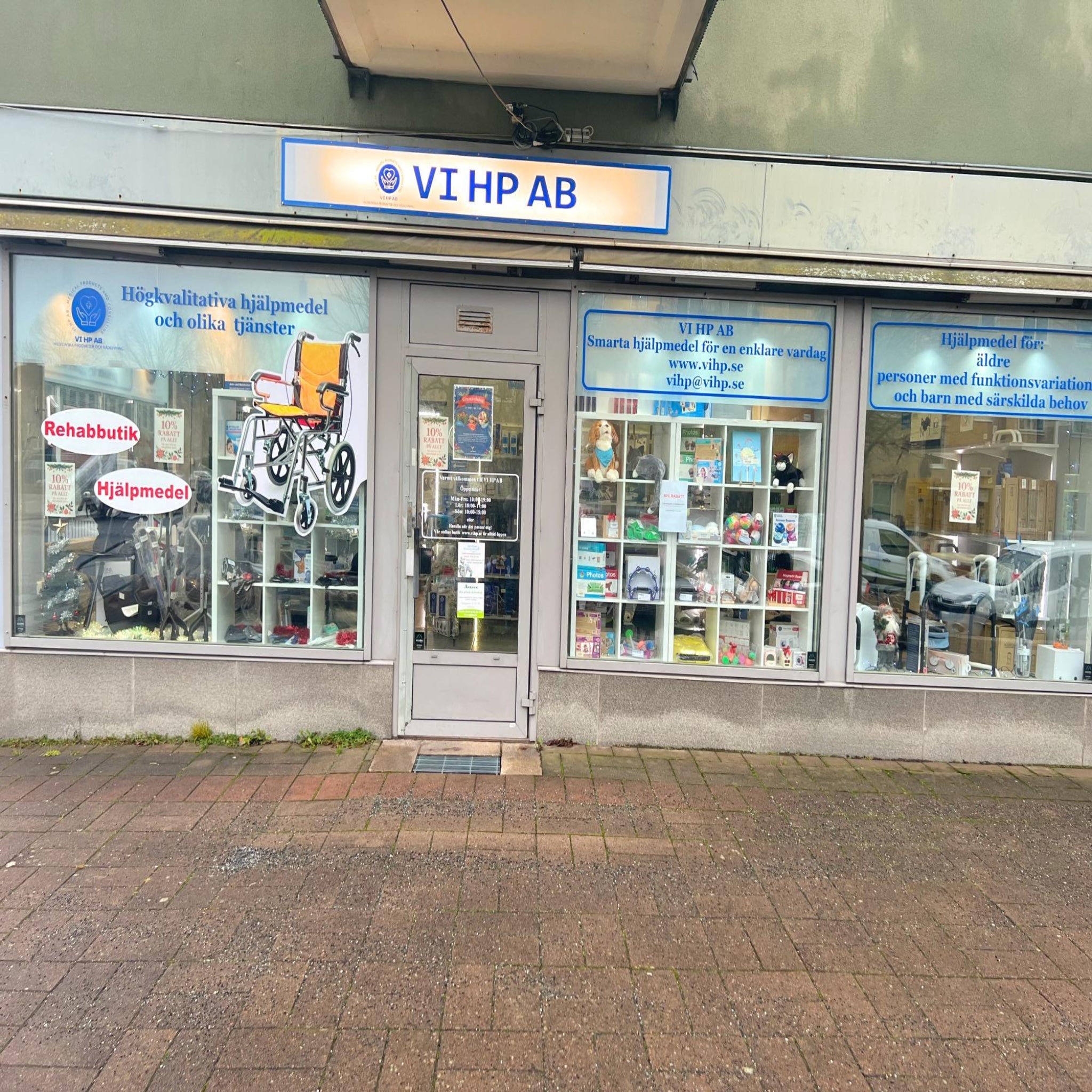 Rehabbutik och hjälpmedel VI HP fasad med skyltfönster som visar olika hjälpmedel och utrustning i butiken.